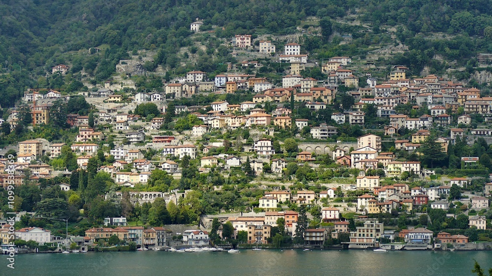 Naklejka premium Le village de Moltrasio au bord du lac de Côme en Lombardie
