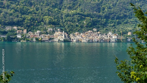 Le village de Brienno au bord du lac de Côme en Lombardie photo