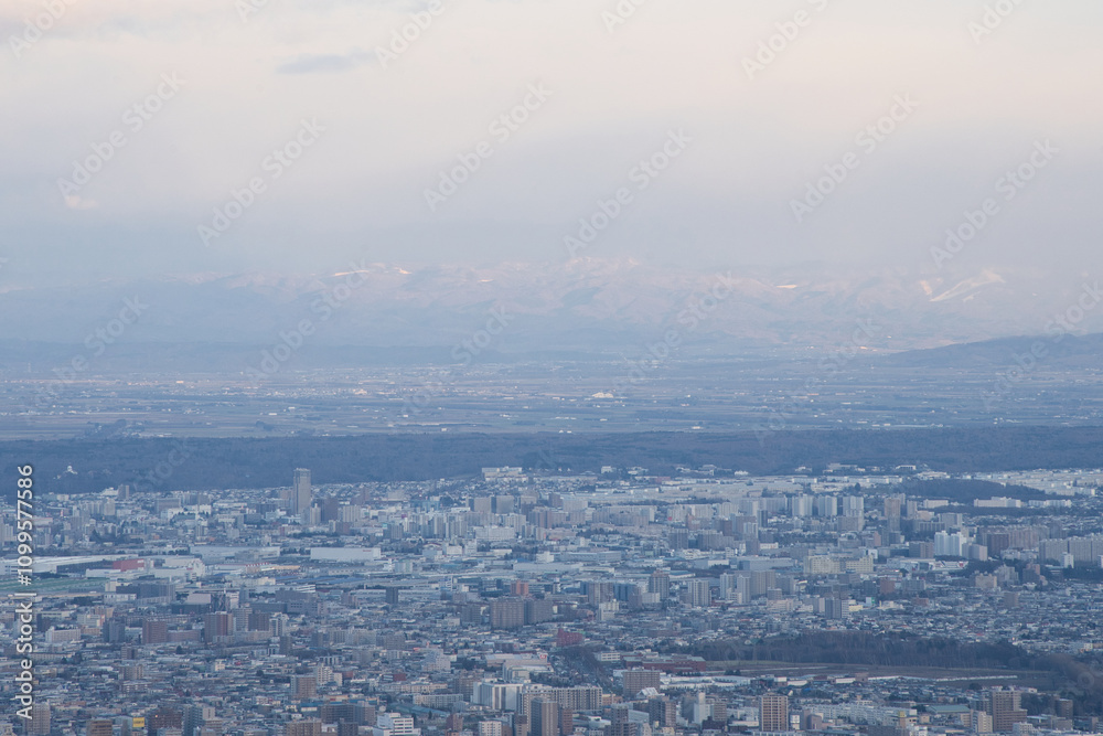 Obraz premium 札幌藻岩山山頂展望台からみた札幌のビル群の街並み