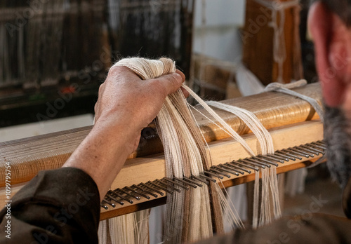 Tableau sur toile Hand of Hispanic artisan - handcraft  weaving fabric on loom