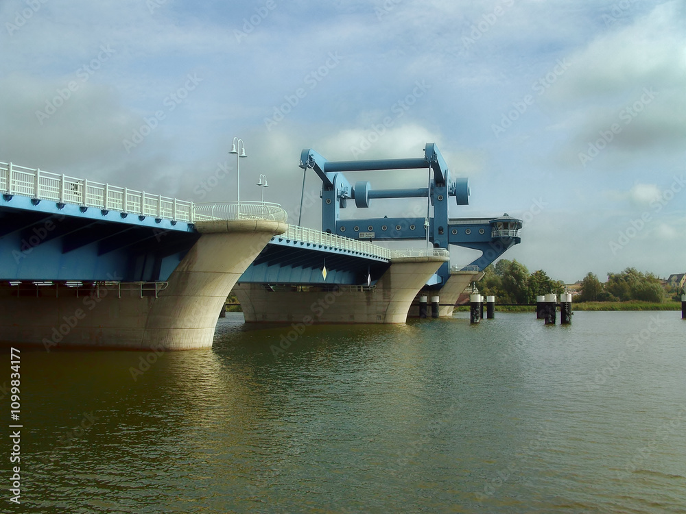 Die kombinierte Straßen- und Eisenbahn-Klappbrücke über den Peenestrom in Wolgast