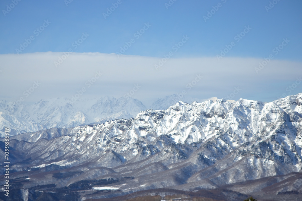 Fototapeta premium 雪山の壮大な景色