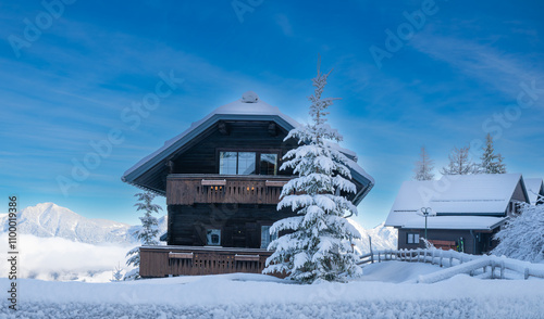 tief verschneite Alpenhütten hoch in den Bergen, Kärnten, Österreich