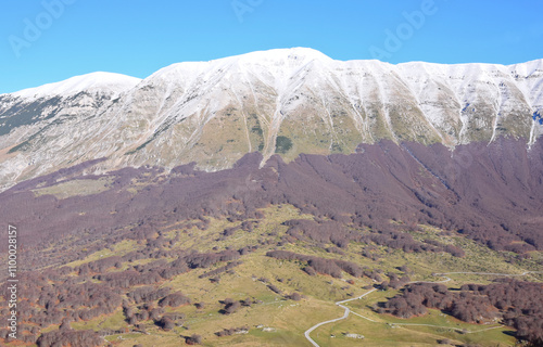 Montagne del Morrone in Abruzzo durante periodo tra autunno e inverno con cielo sereno  photo
