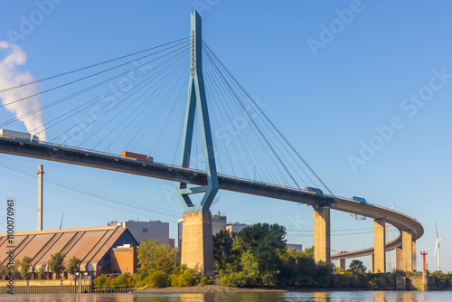 Köhlbrandtbrücke in Hamburg, Deutschland mit mehreren LKW