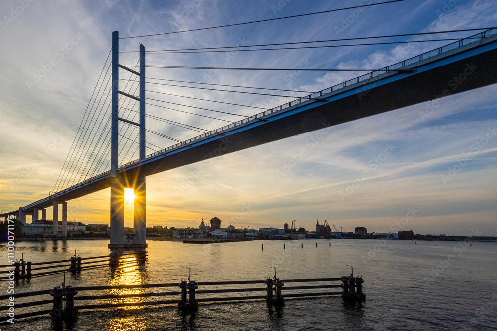 Fototapeta premium Rügenbrücke in Stralsund im Sonnenuntergang