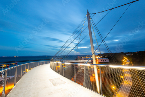 Beleuchtete Fussgängerbrücke in Sassnitz auf Rügen vor dem Abendhimmel