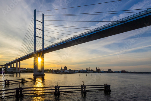 Rügenbrücke in Stralsund im Sonnenuntergang