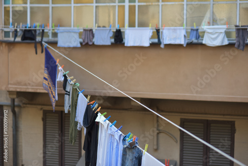 Stendino per Bucato Appeso tra gli Edifici di un Quartiere photo