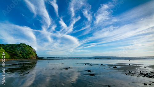 Hermosas nubes sobre un cielo azul en Playa Hermosa