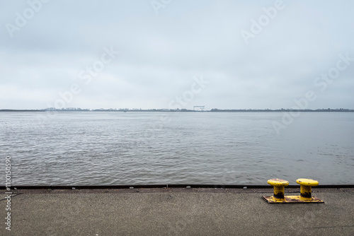 Die Elbe in Hamburg an einem grauen Wintertag, Deutschland photo