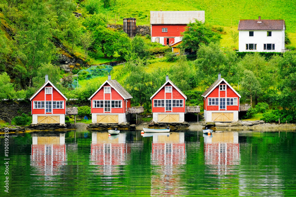 Obraz premium Red Houses and Buildings Next to Water Ocean or Lake Reflection