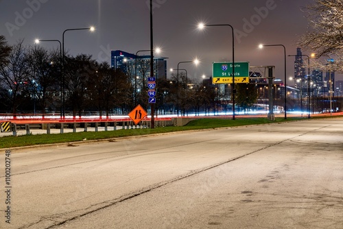 Obraz na płótnie South Lakeshore Drive along Lake Michigan. The skyline can be seen in the picture along with the entrance to I-55 w salonie