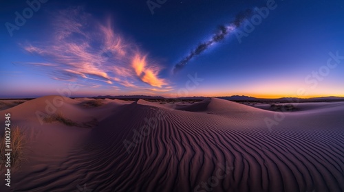 Sanddünen bei Sonnenuntergang mit kräftigen Schatten
