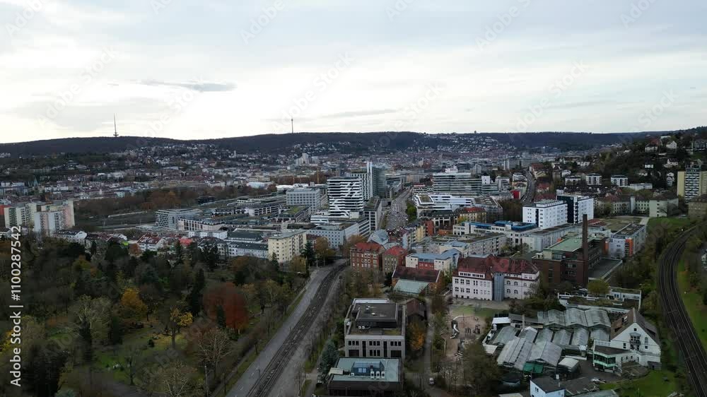Stuttgart - Drohnenaufnahme des Zentrums zu Beginn des Winters. Stuttgart - Drohnenaufnahme des Zentrums zu Beginn des Winters.