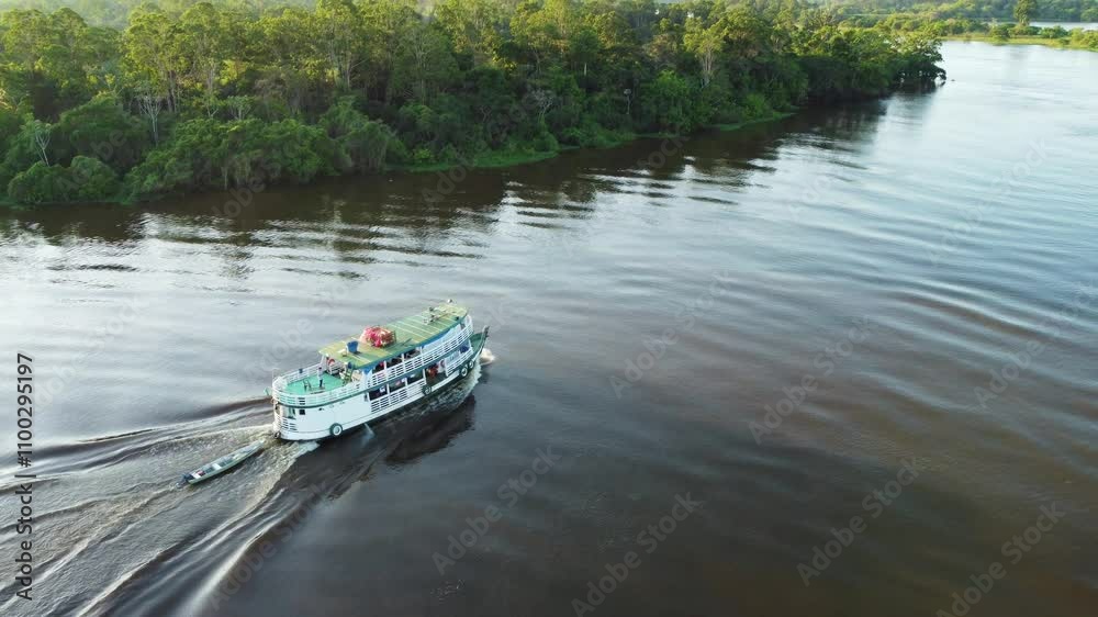 BARCO SOBRE O RIO AMAZONAS.