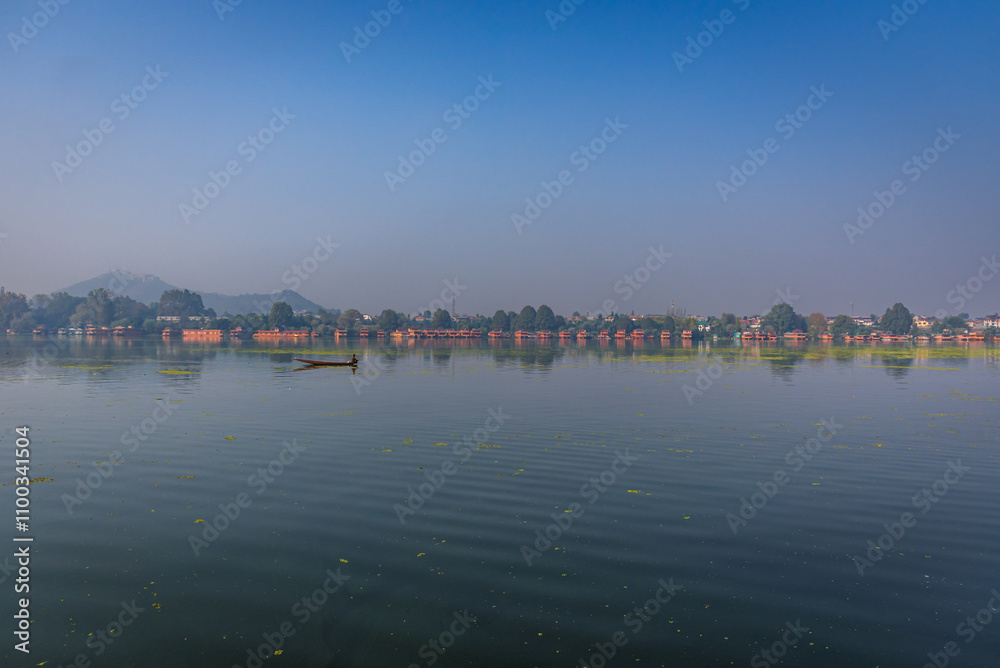 Obraz premium View of Nigeen lake during sunrise and the beautiful mountain range in the background in the city of Srinagar, Kashmir, India.
