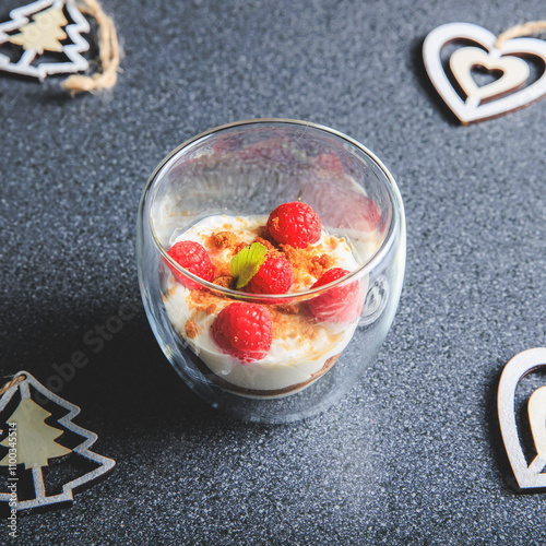 Obraz na płótnie Verrine of crushed speculoos, mascarpone and raspberries on a gray background decorated for Christmas w salonie