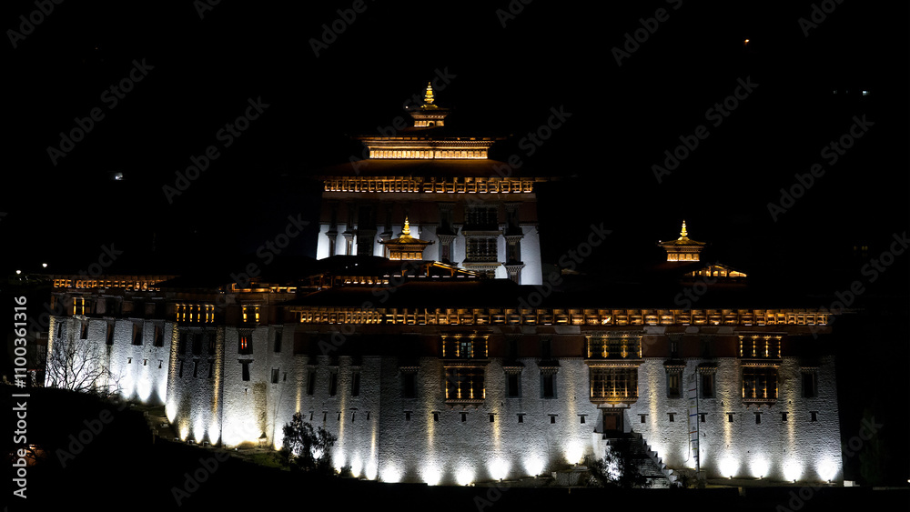 Obraz premium paro dzong is a famous monastry in Bhutan shining in golden light