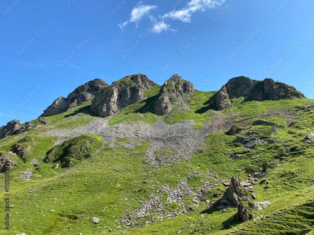 Obraz premium Rocky alpine peaks above Lake Melchsee or Melch Lake in the Uri Alps mountain massif, Kerns - Canton of Obwald, Switzerland (Kanton Obwalden, Schweiz)