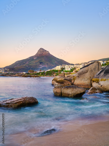 Obraz na płótnie Sunset view of Lion's Head and Camps Bay behind the boulder at Beta Beach, vertical shot, Cape Town, South Africa w salonie