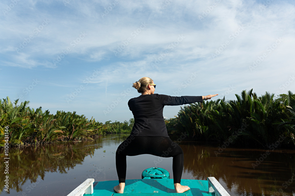 Fotografie Mujer haciendo taichi en una barca.