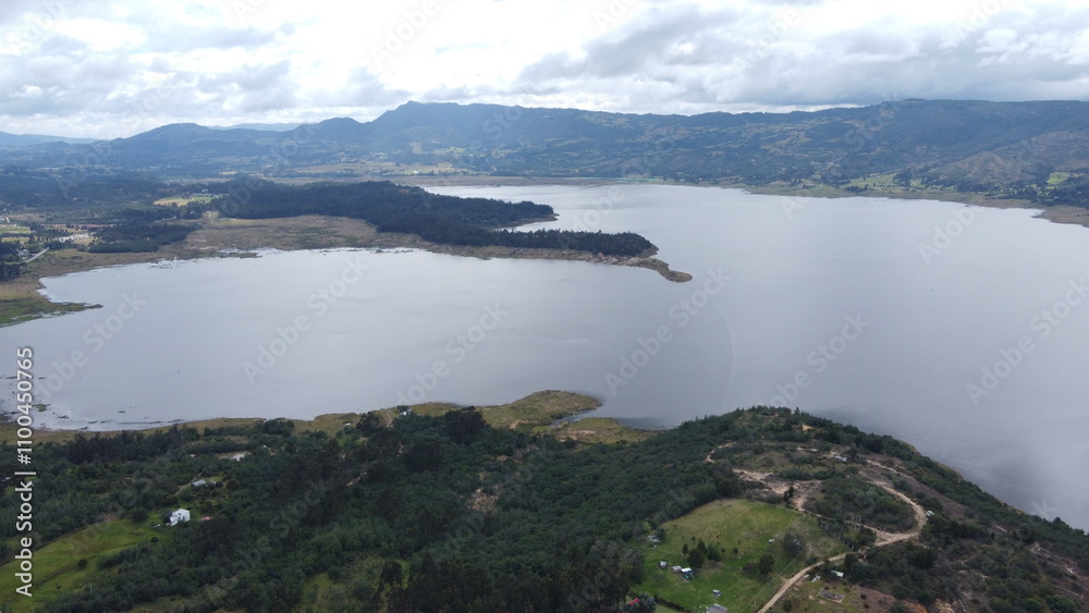 Fototapeta premium Embalse de Tominé, Guatavita