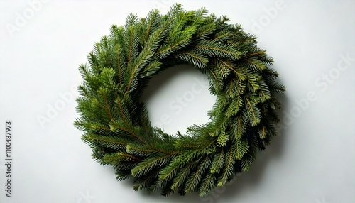 Corona de Navidad verde frondosa sin adornos fondo blanco