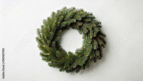Corona de Navidad verde cálido sin adornos fondo blanco