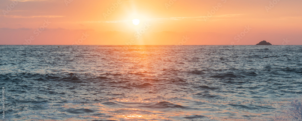 Fototapeta premium Coucher de soleil au Petit Capo (Plage St Antoine), dit aussi plage de Sevani, à Ajaccio (Corse du Sud)