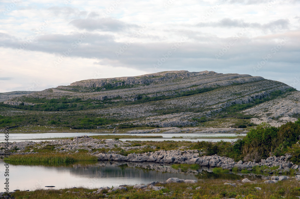 Obraz premium A mountain range with a lake in the foreground