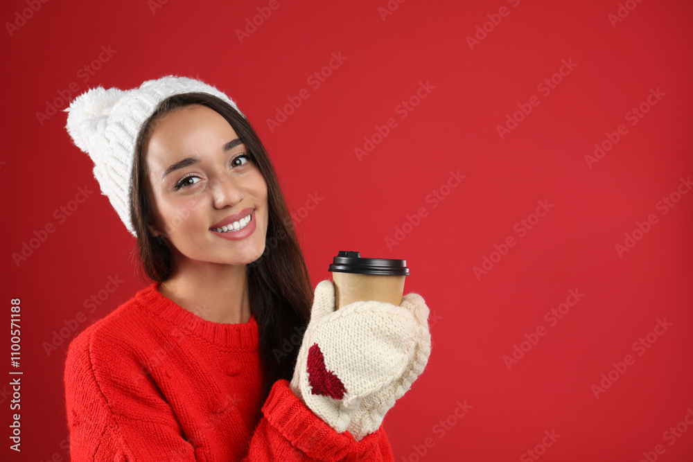 Εκτύπωση καμβά Happy beautiful woman with paper cup of mulled wine on red background