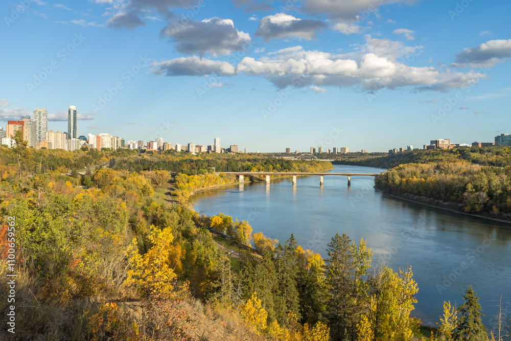 Obraz premium Edmonton North Saskatchewan river valley landscape with Groat bridge