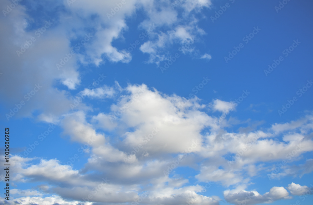 Obraz premium White clouds and blue sky 