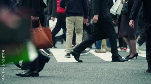 渋谷スクランブル交差点を歩く人々