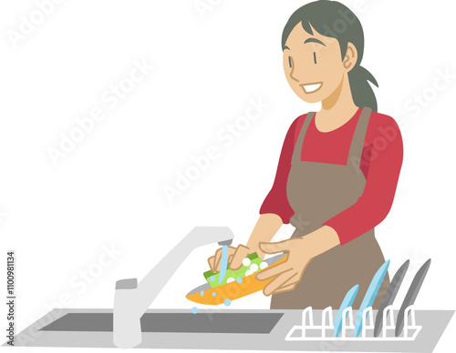 キッチンで食器を洗う女性