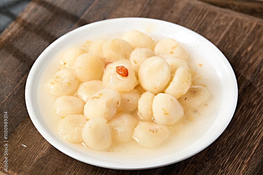 Delicious snacks, cold dishes, pickled water chestnuts in sugar water Delicious snacks, cold dishes, pickled water chestnuts in sugar water