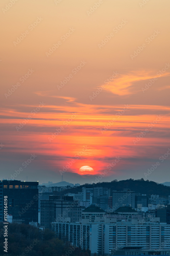 Fototapeta premium sunset over the mountain in Seoul