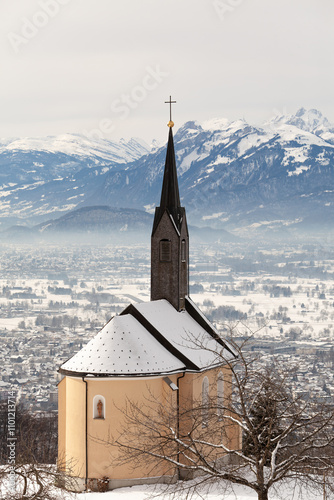 Kapelle Oberfallenberg - Dornbirn Österreich im Winter mit den Alpen am Horizont. photo