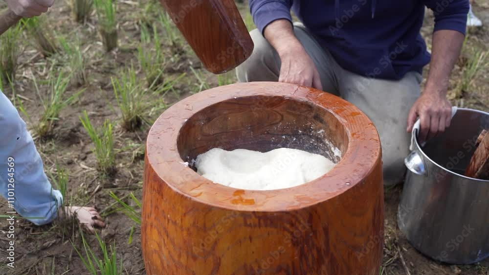 餅つきをする様子