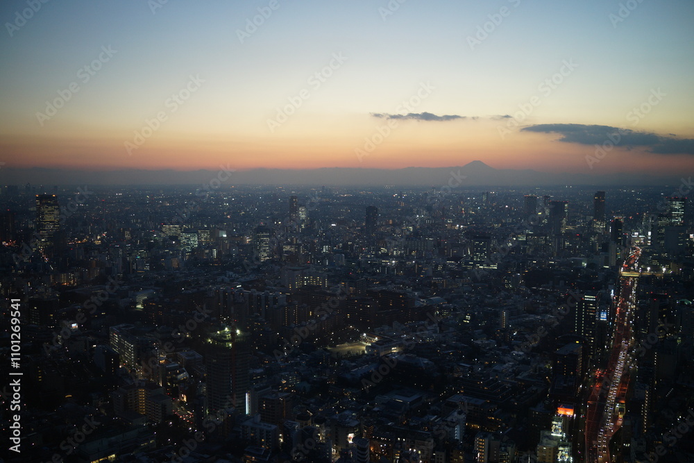 Fototapeta premium 夕焼け空と都市の夜景