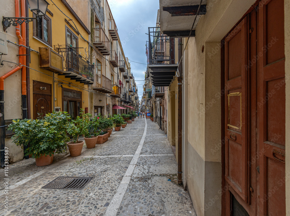 Obraz premium CEFALU', ITALY, JUNE 17, 2023 - View of the center town of Cefalù, province of Palermo, Sicily, Italy