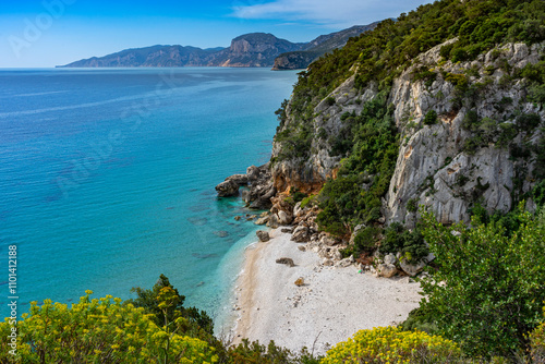 Traumstrand: Indiviueller Urlaub auf Sardinien, Italien: Wanderung an der Bucht, Spiaggia di Cala Fuili an der Ostküste am Golfo di Orosei. Nähe Nationalpark Gennargentu und Porto di Cala Gonone