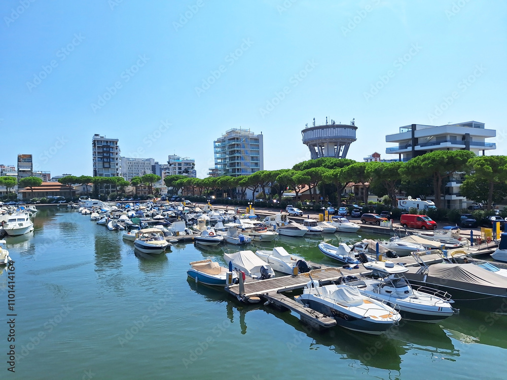 Φωτογραφία View of the marina with yachts and buildings of the city of Lignano Sabbiadoro
