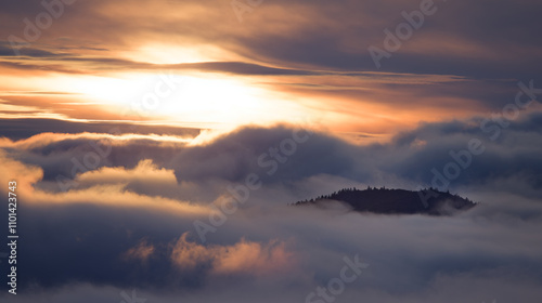 Lever de soleil dans la brume