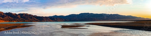 Foto High resolution panorama of the picturesque summer mountains of Tien Shan, Bartogai lake from Kazakhstan, Almaty region