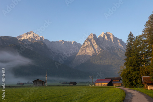 Alpenpanorama am Morgen mit Wiesen - Garmisch  photo