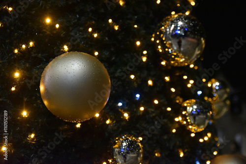 Boules or scintillantes du sapin de Noël photo