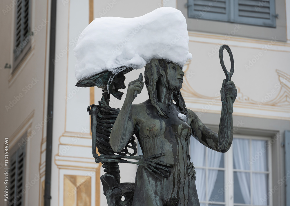 Brunnen im Winter mit Brunnenfigur Brunnen im Winter mit Brunnenfigur