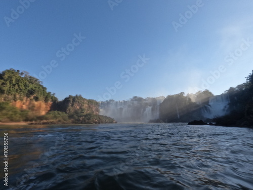 cataratas do iguaçu vistas a partir de passeio de barco pelo rio iguaçu